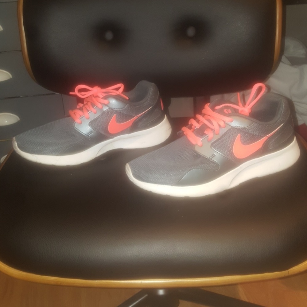 Nike kaishi womens 7.5 grey & coral